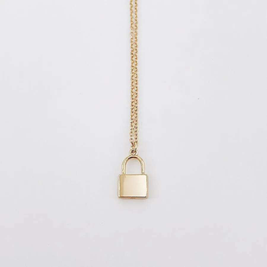 Three-dimensional lock necklace